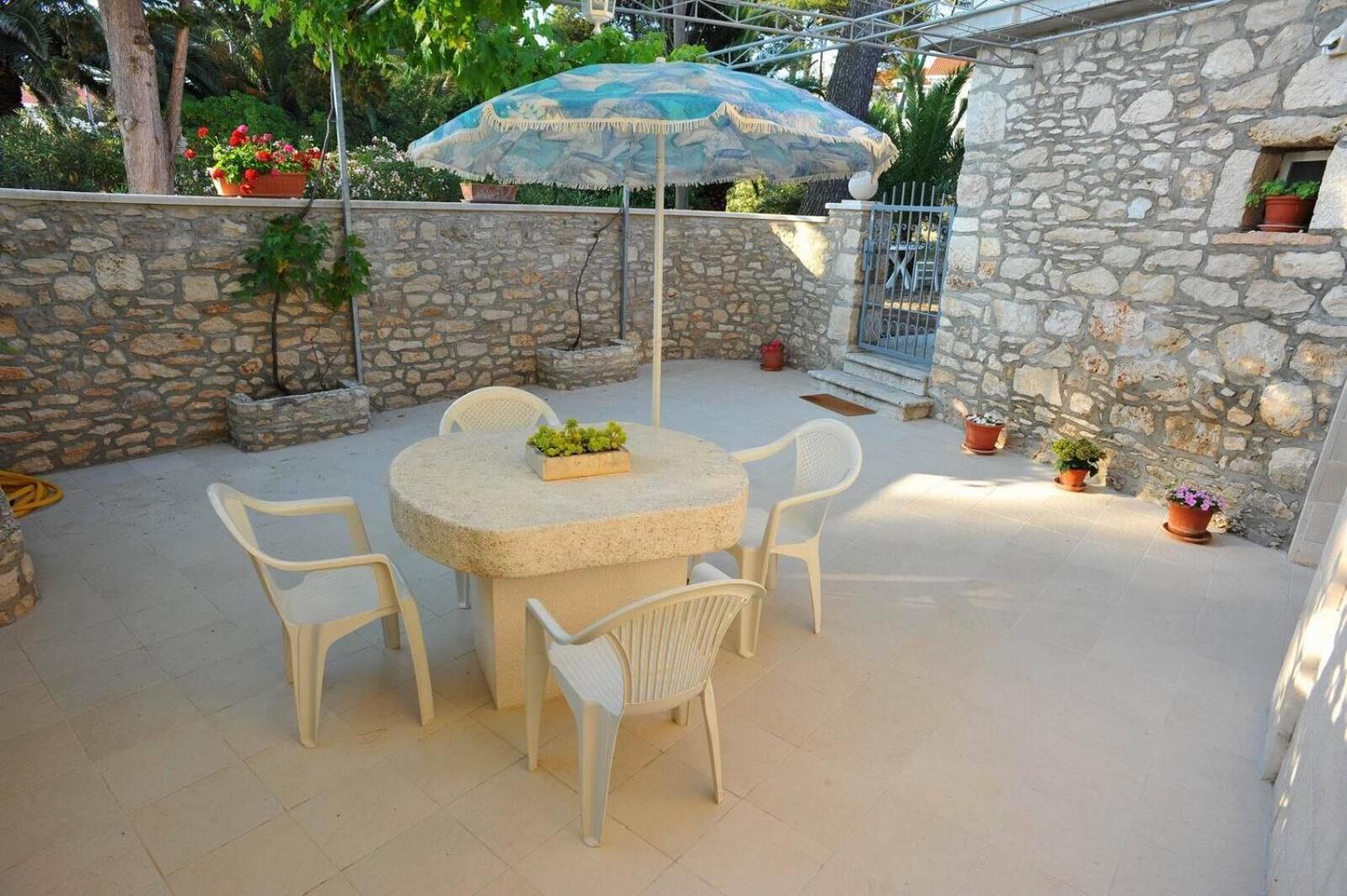 Apartament Piv - 10 M From